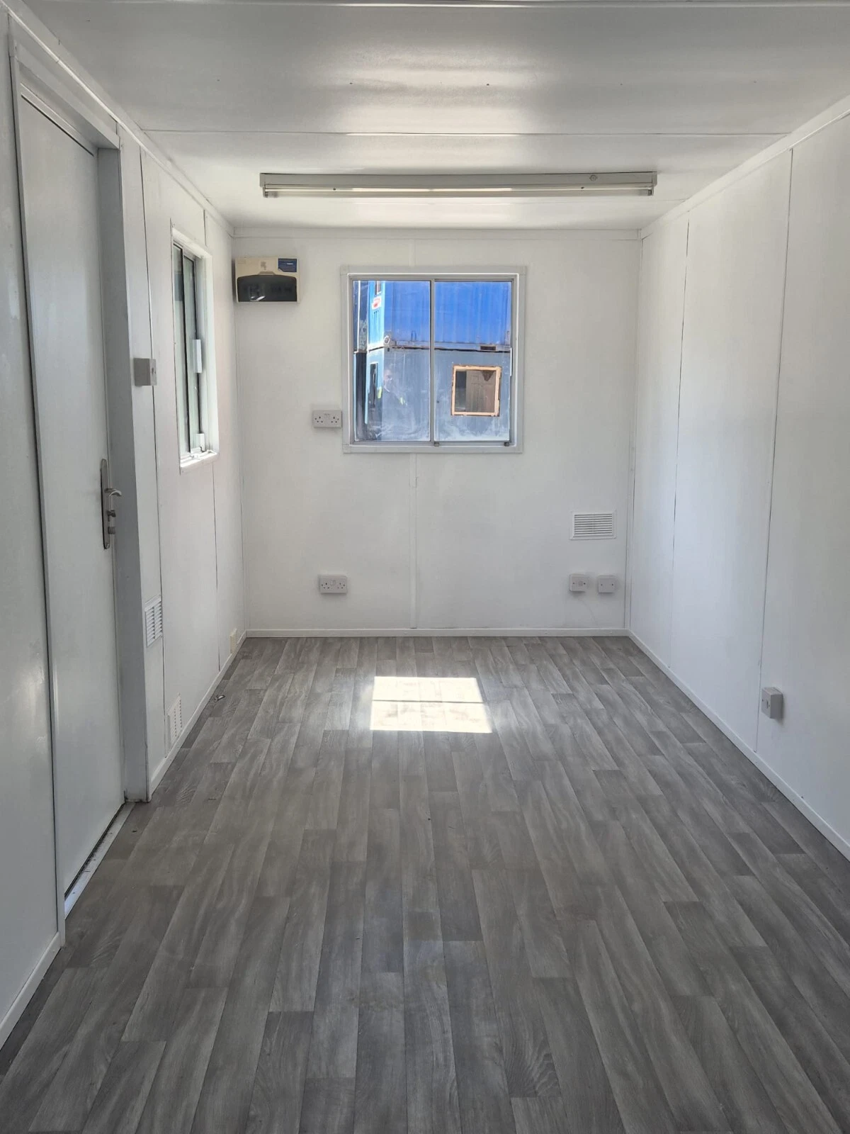 20 x 8 AV Open plan office green - Image 5